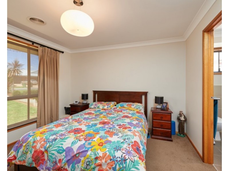 16 Pinnacle Place, Estella NSW 2650