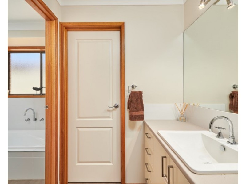 16 Pinnacle Place, Estella NSW 2650