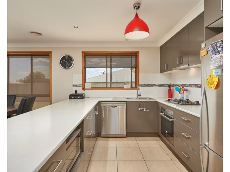 16 Pinnacle Place, Estella NSW 2650