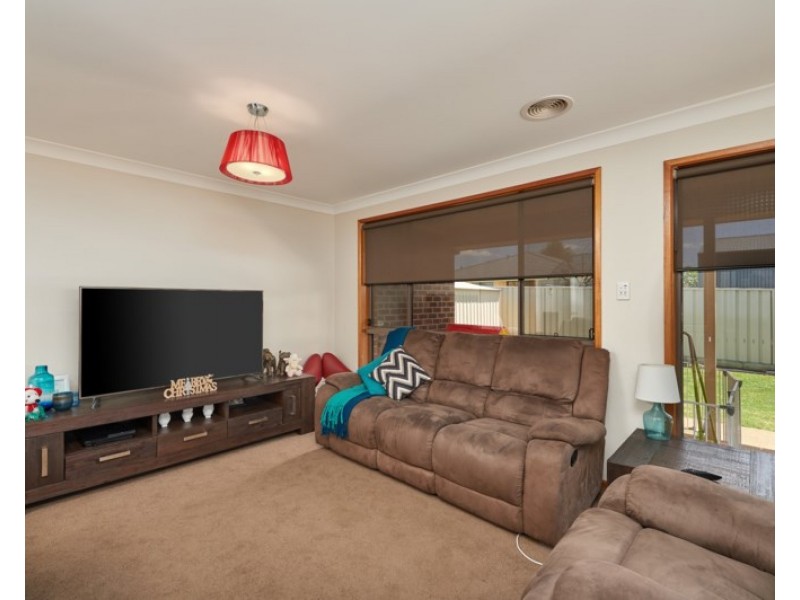 16 Pinnacle Place, Estella NSW 2650