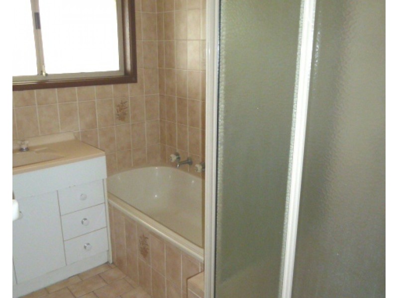 2 Gunyah Place, Glenfield Park NSW 2650