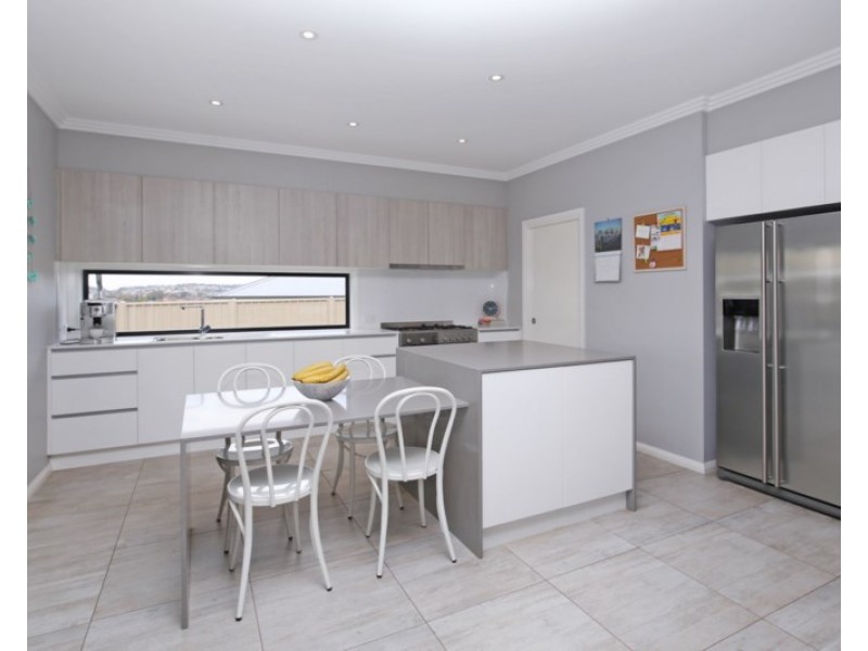 38 Barton Avenue, Lloyd NSW 2650