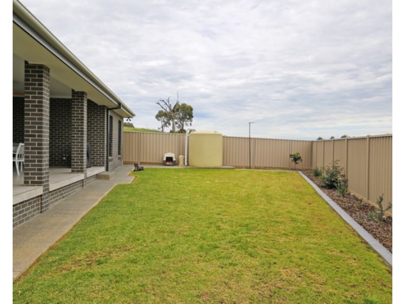 38 Barton Avenue, Lloyd NSW 2650