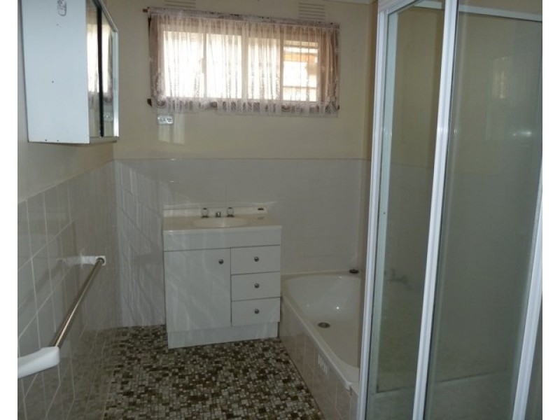 1 Norfolk Avenue, Lake Albert NSW 2650