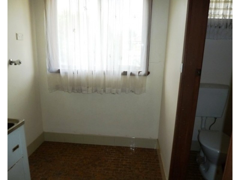 1 Norfolk Avenue, Lake Albert NSW 2650