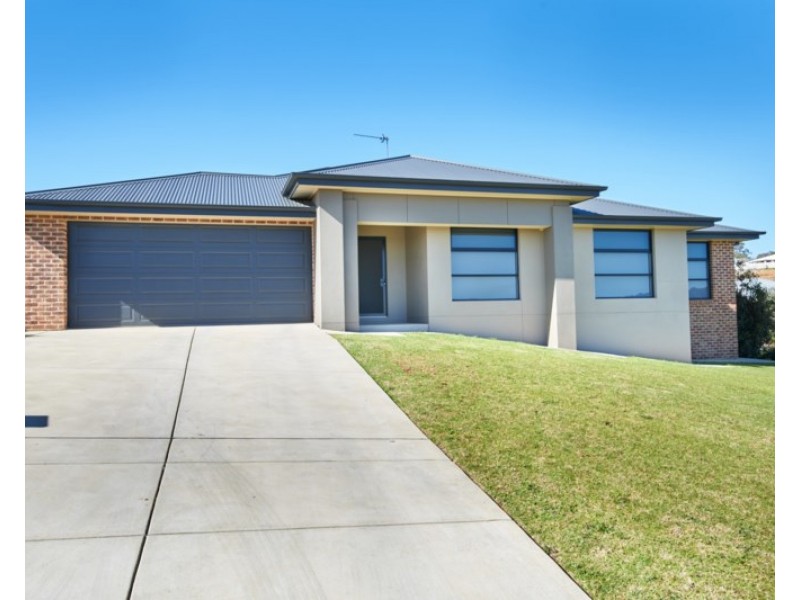 2/27 Osterley Street, Bourkelands NSW 2650