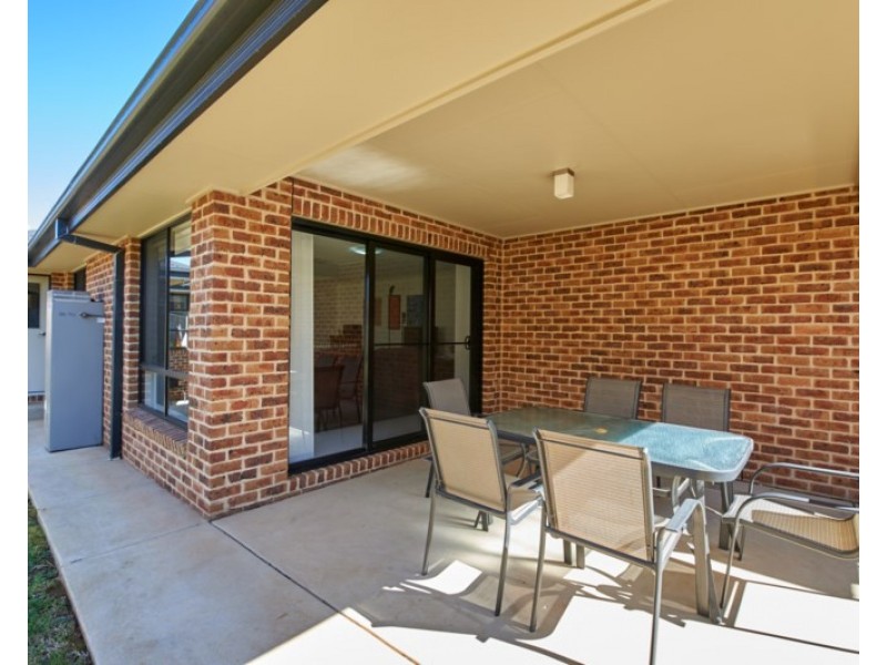 2/27 Osterley Street, Bourkelands NSW 2650