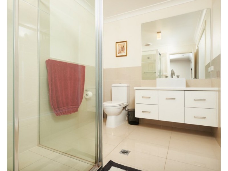 2/27 Osterley Street, Bourkelands NSW 2650