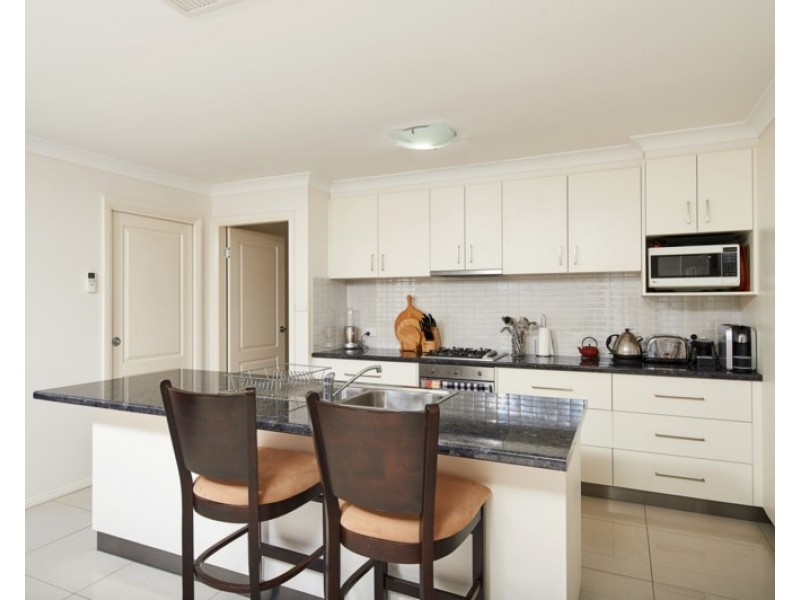 2/27 Osterley Street, Bourkelands NSW 2650