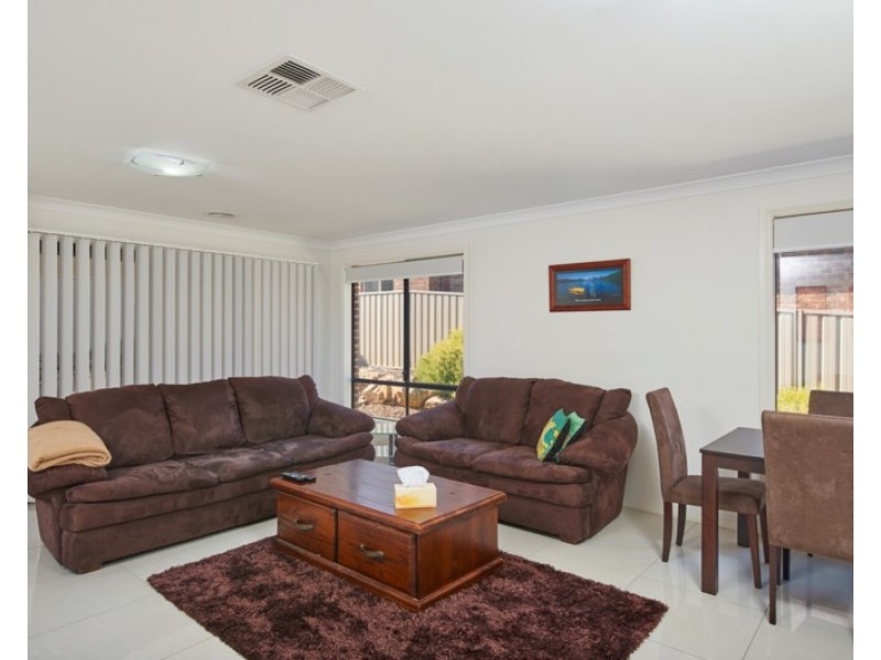 2/27 Osterley Street, Bourkelands NSW 2650
