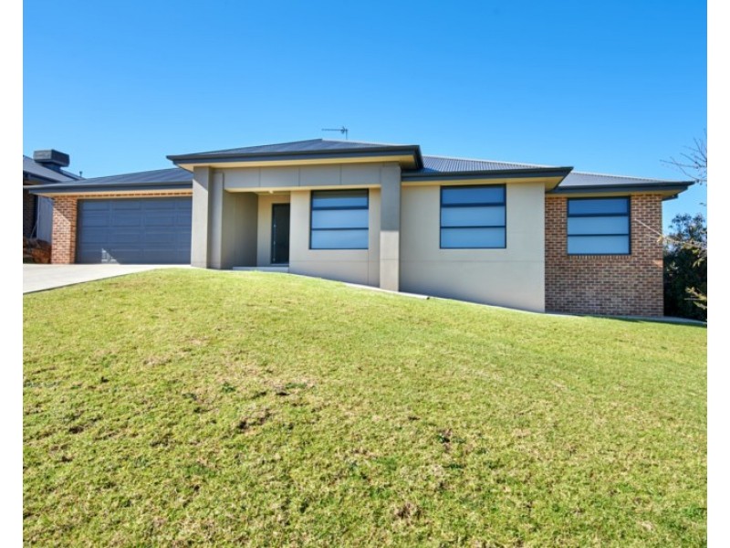 2/27 Osterley Street, Bourkelands NSW 2650