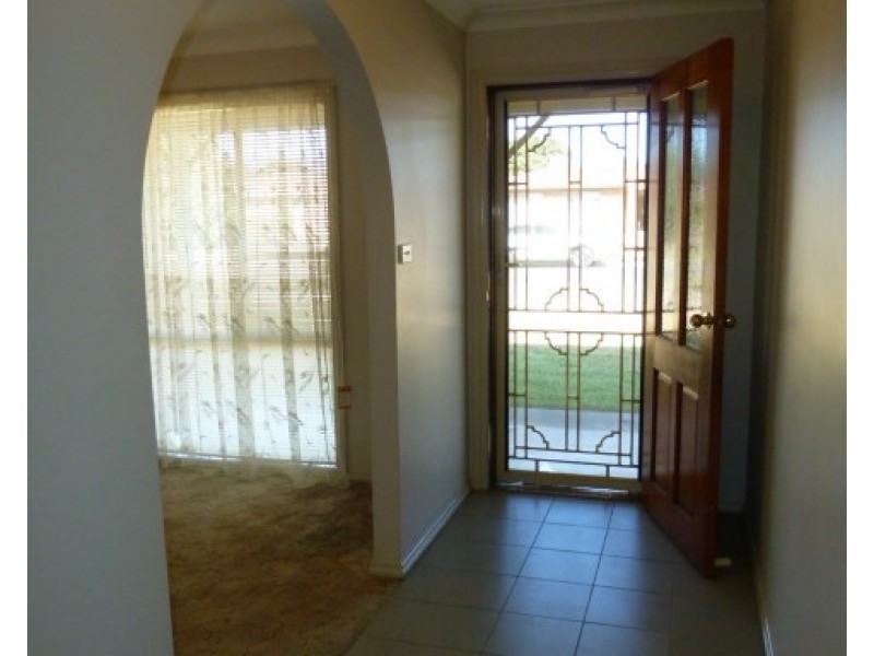 14 Tura Place, Glenfield Park NSW 2650