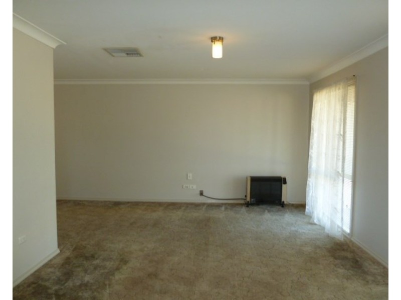 14 Tura Place, Glenfield Park NSW 2650