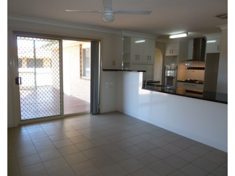 14 Tura Place, Glenfield Park NSW 2650