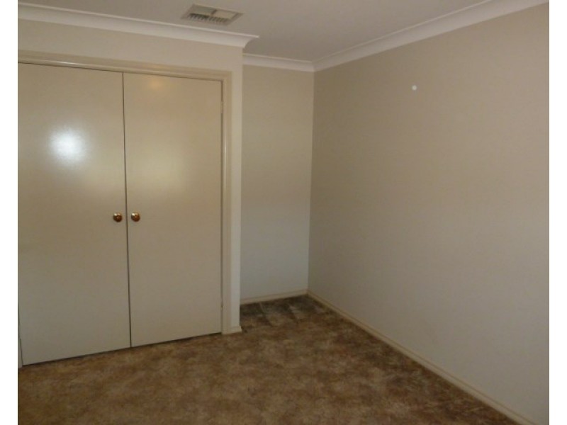 14 Tura Place, Glenfield Park NSW 2650