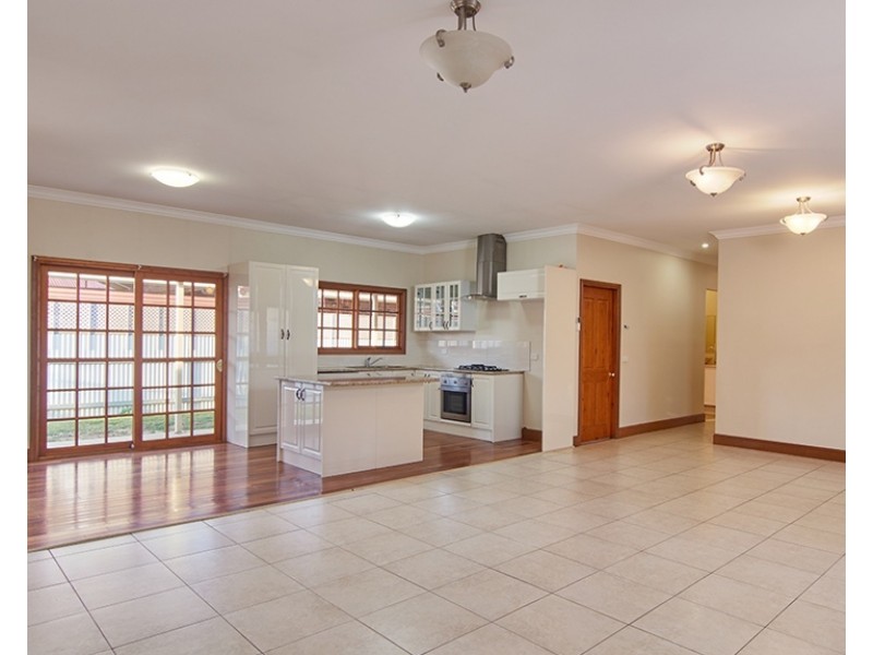 18 Rowe Street, Lake Albert NSW 2650