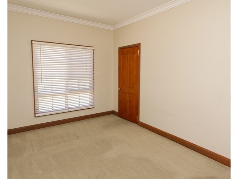 18 Rowe Street, Lake Albert NSW 2650