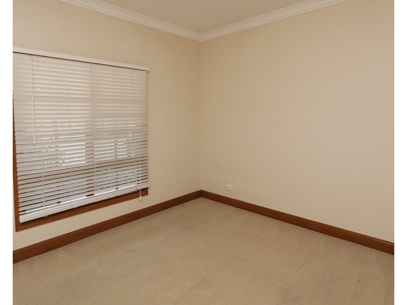 18 Rowe Street, Lake Albert NSW 2650