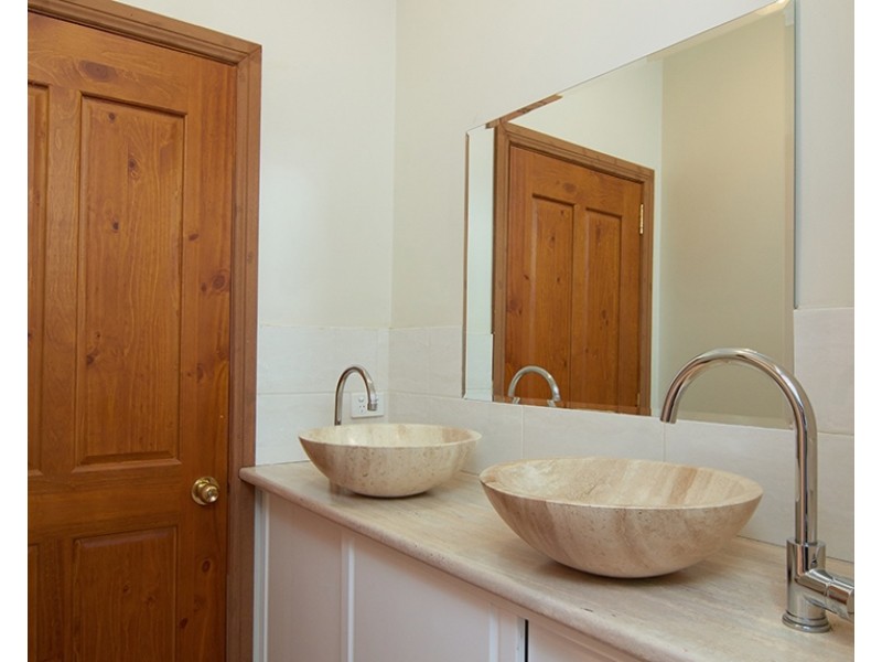 18 Rowe Street, Lake Albert NSW 2650