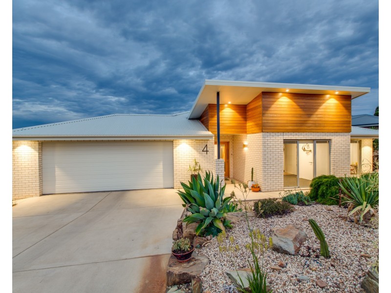 4 Koonawarra Place, Bourkelands NSW 2650