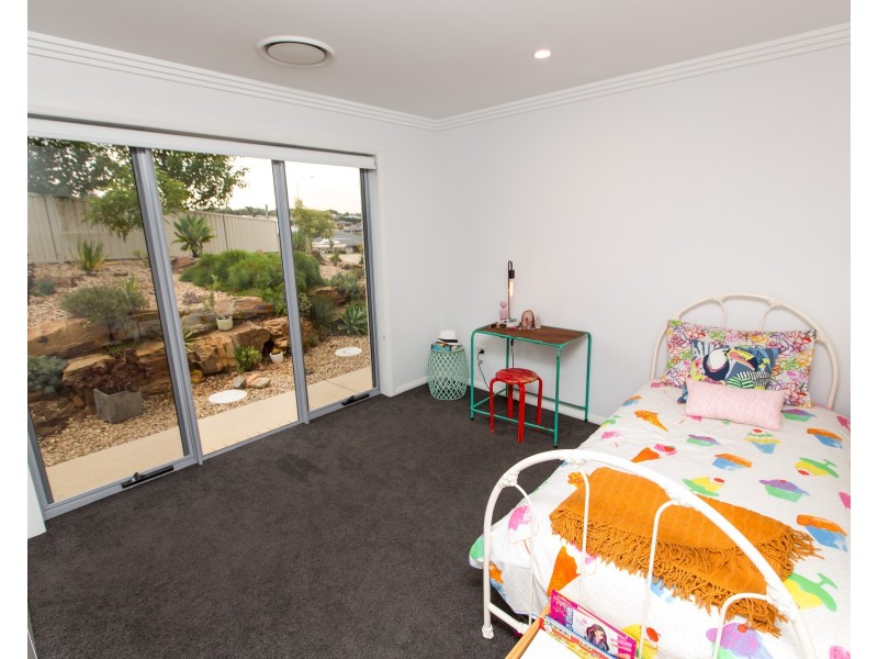 4 Koonawarra Place, Bourkelands NSW 2650