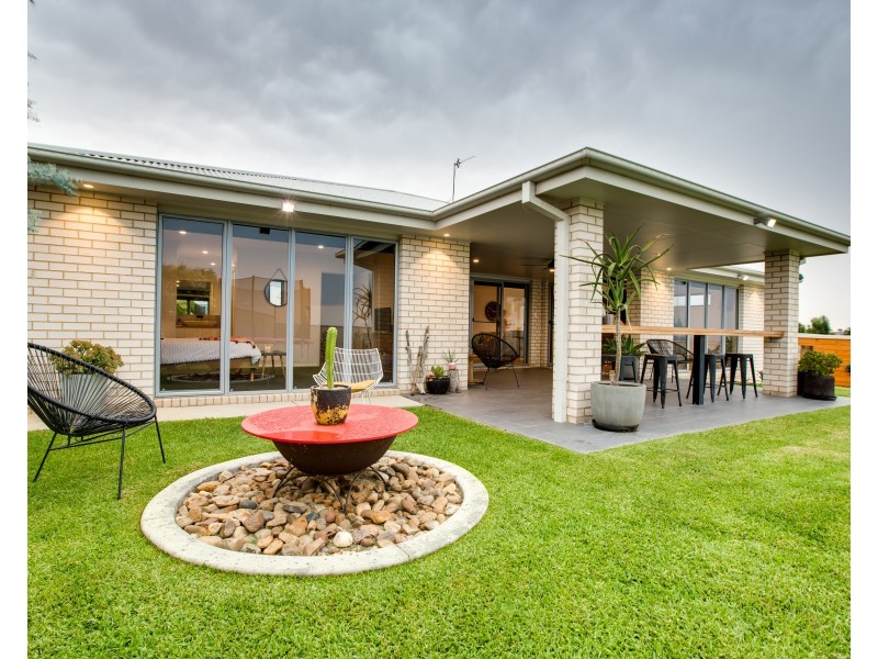 4 Koonawarra Place, Bourkelands NSW 2650