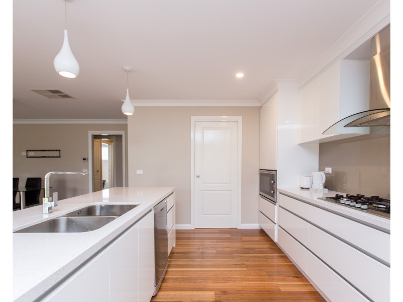 1 Whitten Avenue, Boorooma NSW 2650