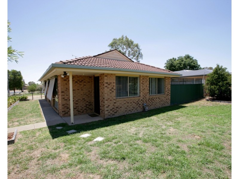 14 Lockett Place, Tolland NSW 2650