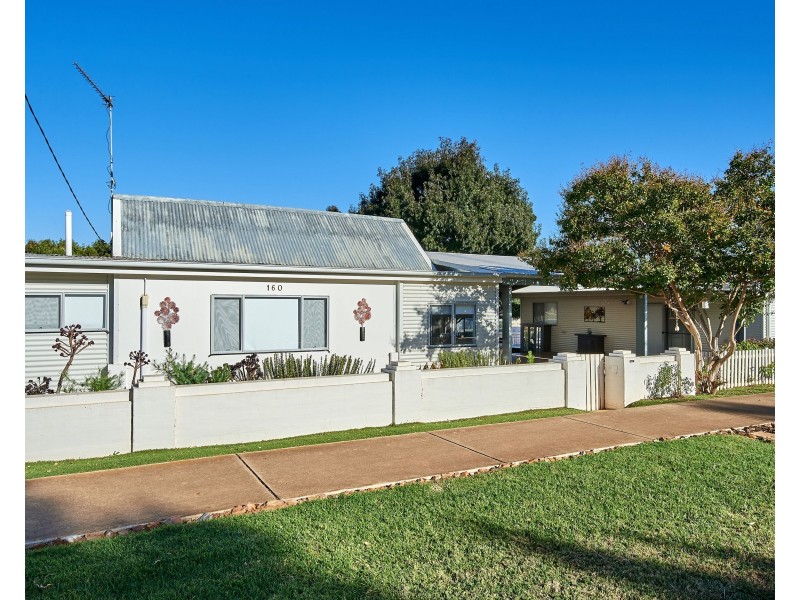 160 Cowabbie Street, Coolamon NSW 2701