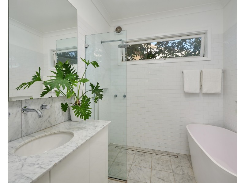 31 Lakeside Drive, Lake Albert NSW 2650