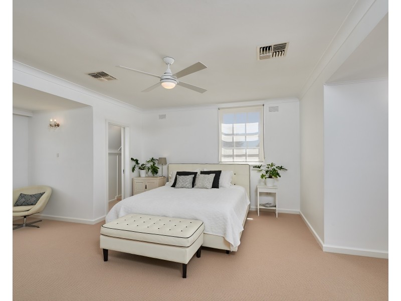 31 Lakeside Drive, Lake Albert NSW 2650