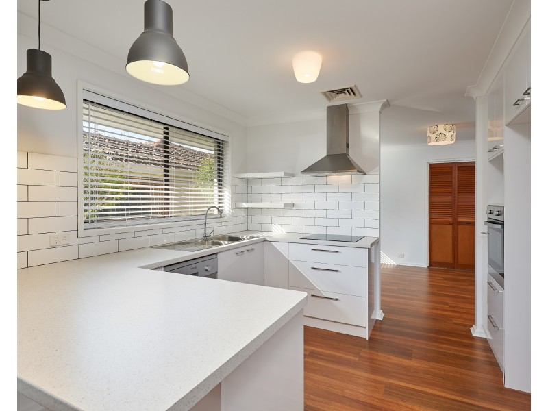 19 Eastlake Drive, Lake Albert NSW 2650