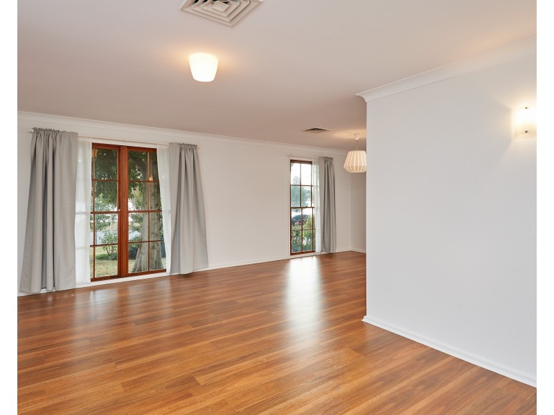 19 Eastlake Drive, Lake Albert NSW 2650