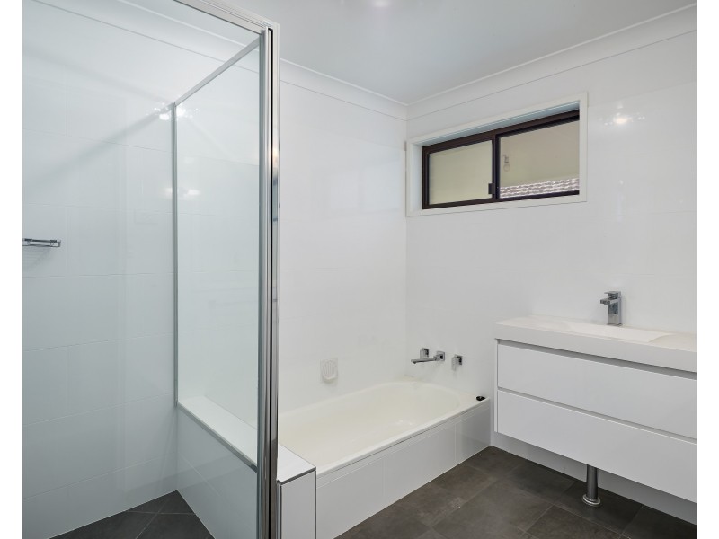 19 Eastlake Drive, Lake Albert NSW 2650