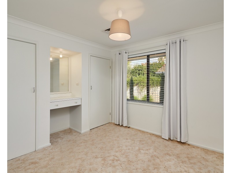 19 Eastlake Drive, Lake Albert NSW 2650