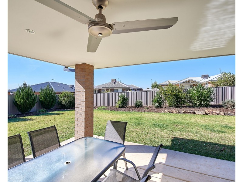 4 Preston Crescent, Lloyd NSW 2650