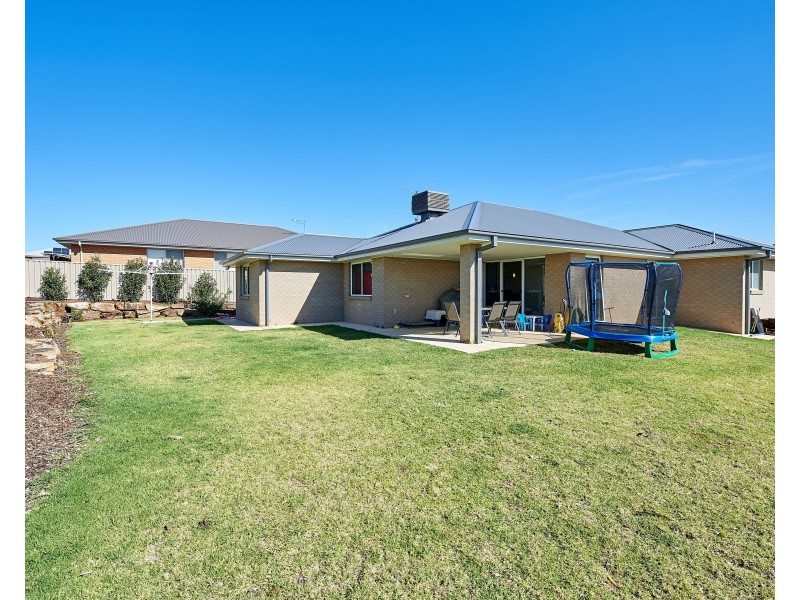 4 Preston Crescent, Lloyd NSW 2650