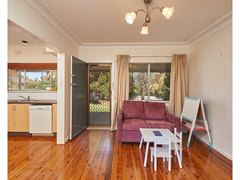 124 Simkin Crescent, Kooringal NSW 2650