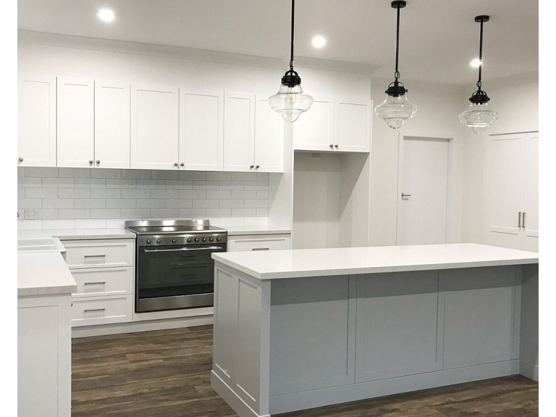 8 Avon Avenue, Lake Albert NSW 2650