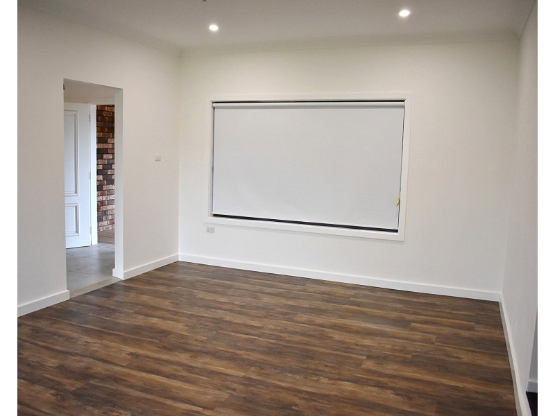 8 Avon Avenue, Lake Albert NSW 2650