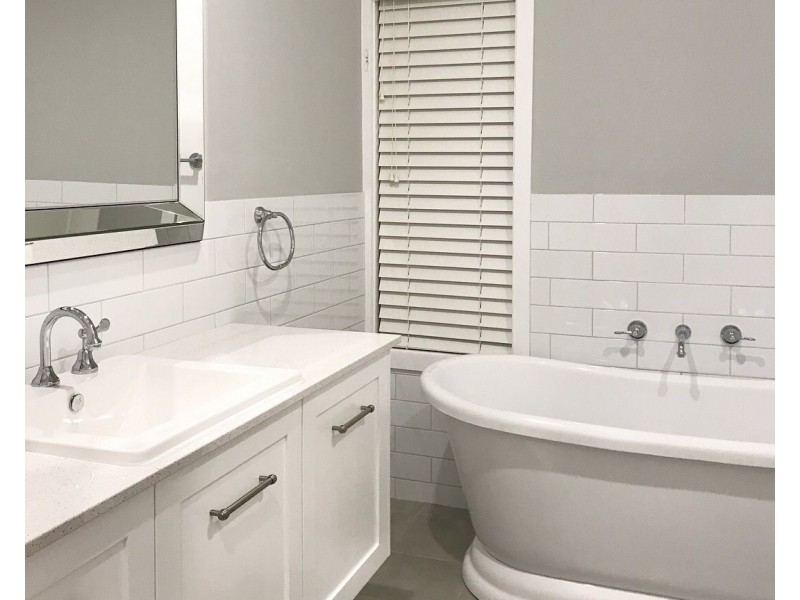 8 Avon Avenue, Lake Albert NSW 2650