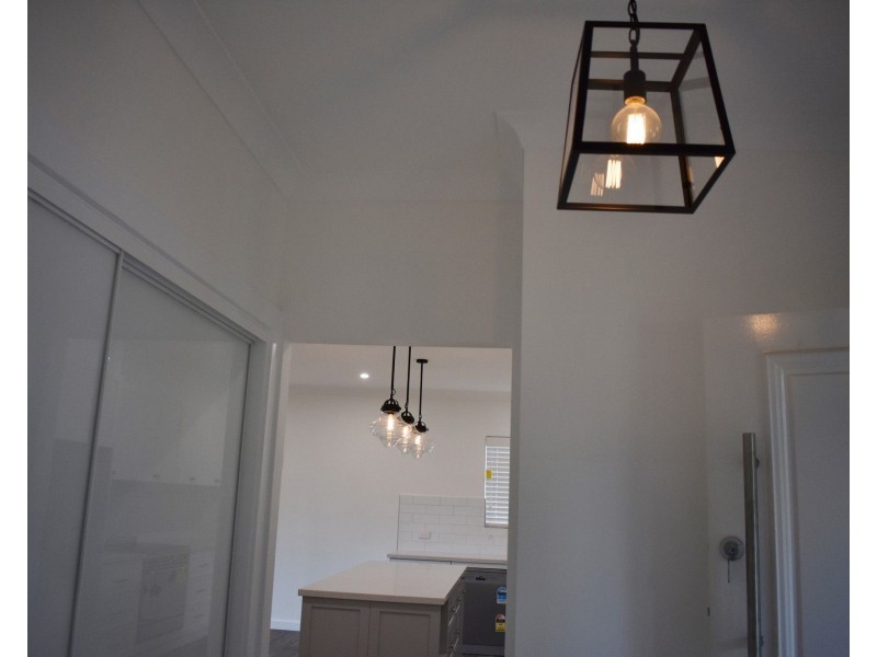 8 Avon Avenue, Lake Albert NSW 2650