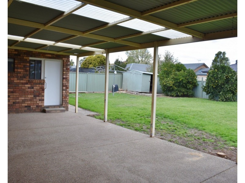 8 Avon Avenue, Lake Albert NSW 2650