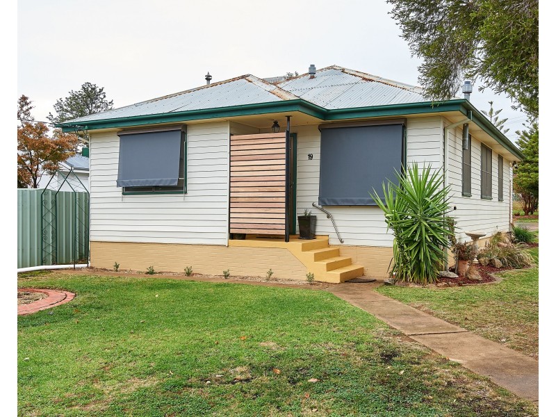 19 Gowrie Parade, Mount Austin NSW 2650