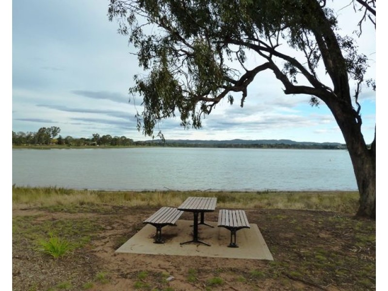 2/2 Honeysuckle Place, Lake Albert NSW 2650