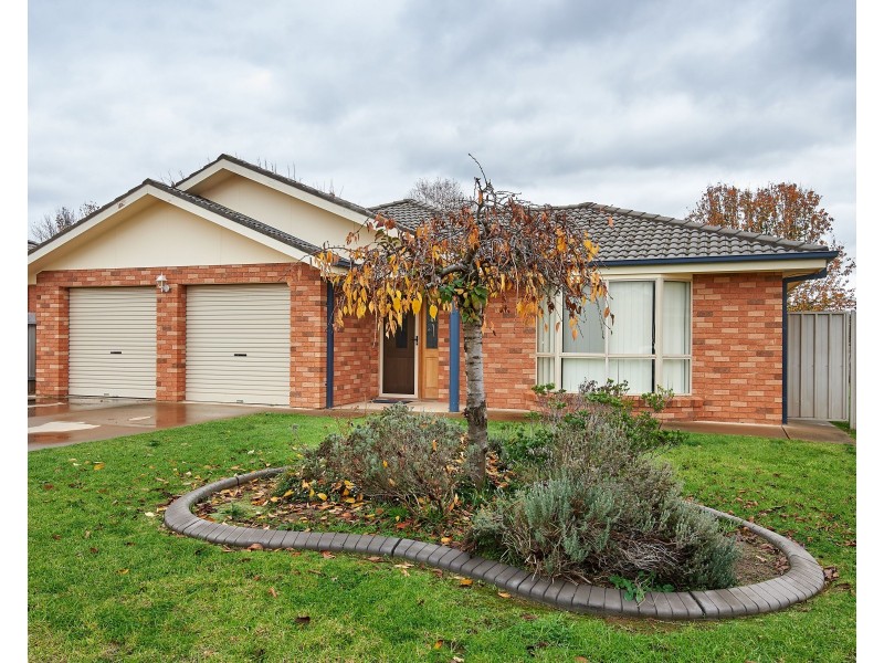 7 Womboin Crescent, Glenfield Park NSW 2650