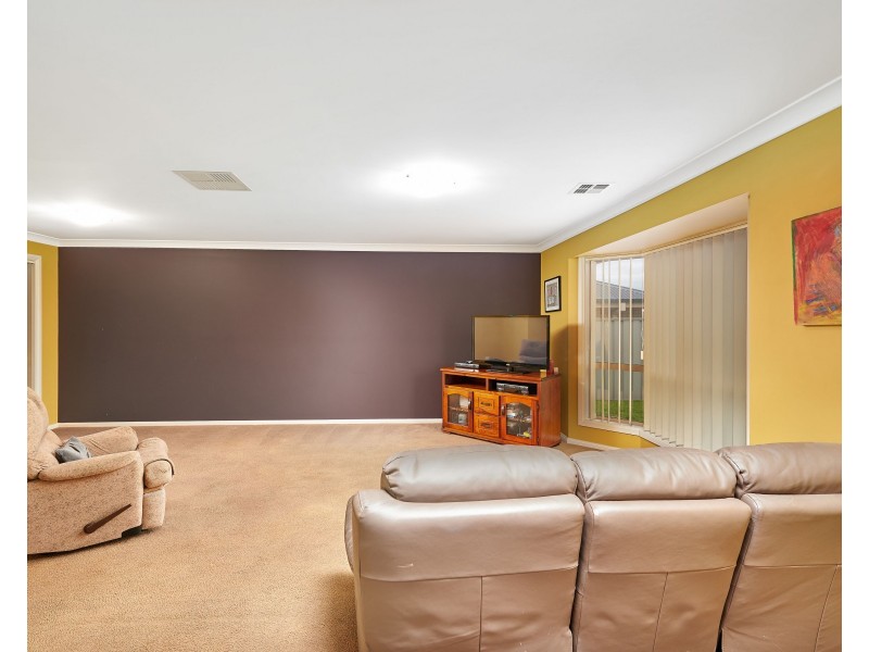 7 Womboin Crescent, Glenfield Park NSW 2650