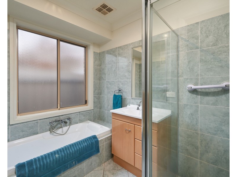 7 Womboin Crescent, Glenfield Park NSW 2650