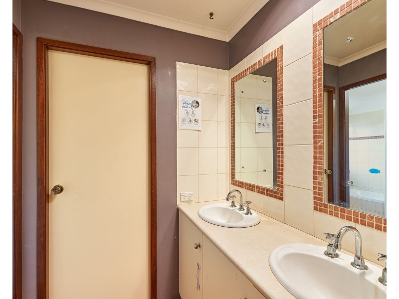 1 Bandera Avenue, Glenfield Park NSW 2650
