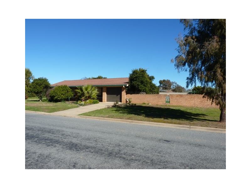 2 Naretha Street, Glenfield Park NSW 2650